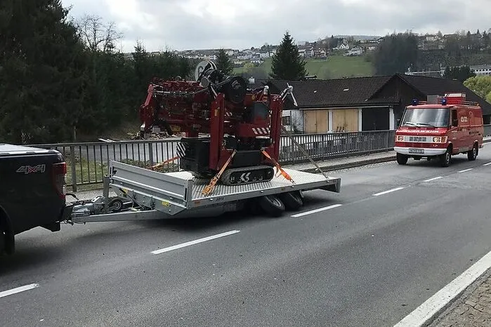 Erst am Vortag hatte der Landwirt seinen neuen Anhänger gekauft. Am nächsten Tag schon lösten sich zwei Räder einer Seite.