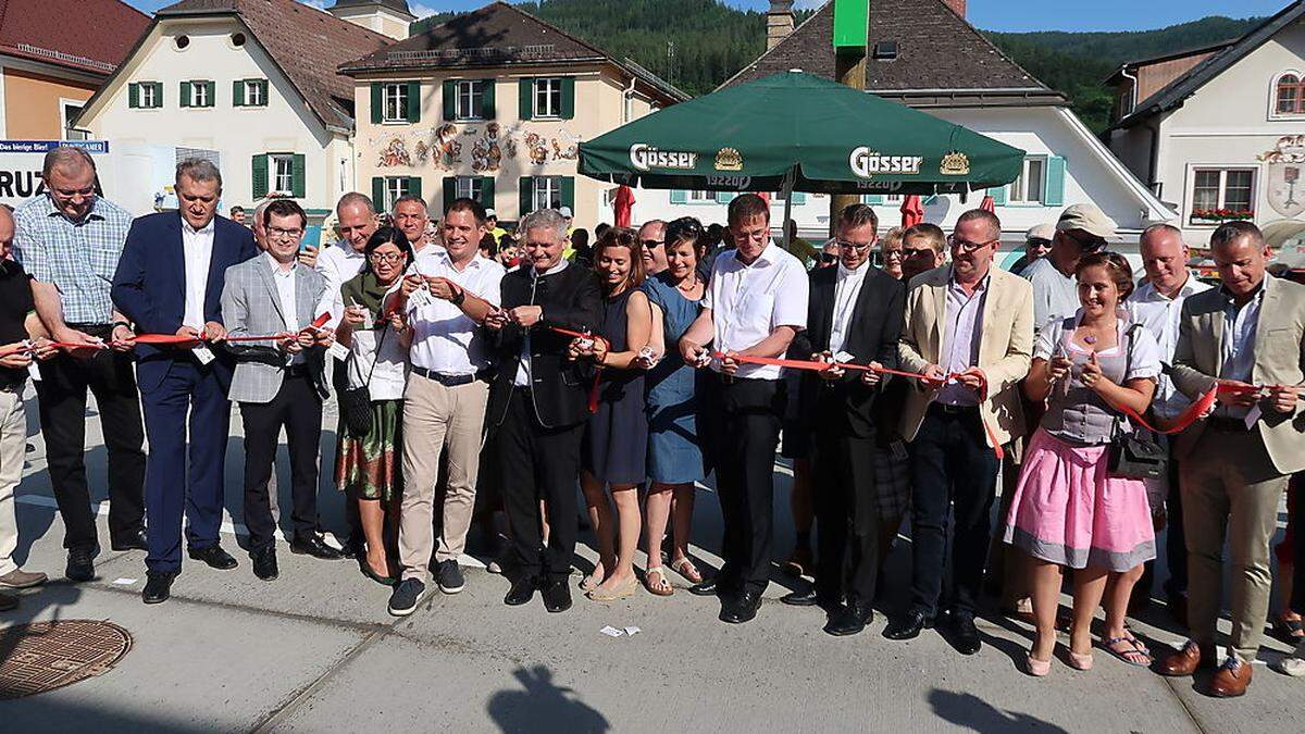 Und Schnitt! Ehrengäste und Bevölkerung feierten gestern die neue Kindberger Innenstadt