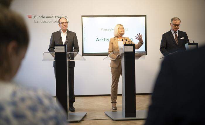 Die Minister Johannes Rauch und Klaudia Tanner mit Rektor Markus Müller