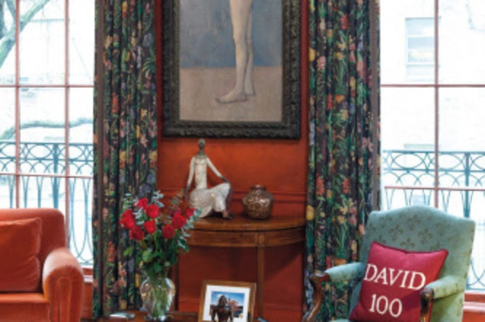 Wer nicht soviel Kleingeld für Kunst übrig hat, kann aber auch um Rockefellers Mobiliar wie hier auf dem Bild mitsteigern - etwa um Vasen oder Aschenbecher. Manche Gegenstände haben einen Schätzpreis von 100 Dollar.