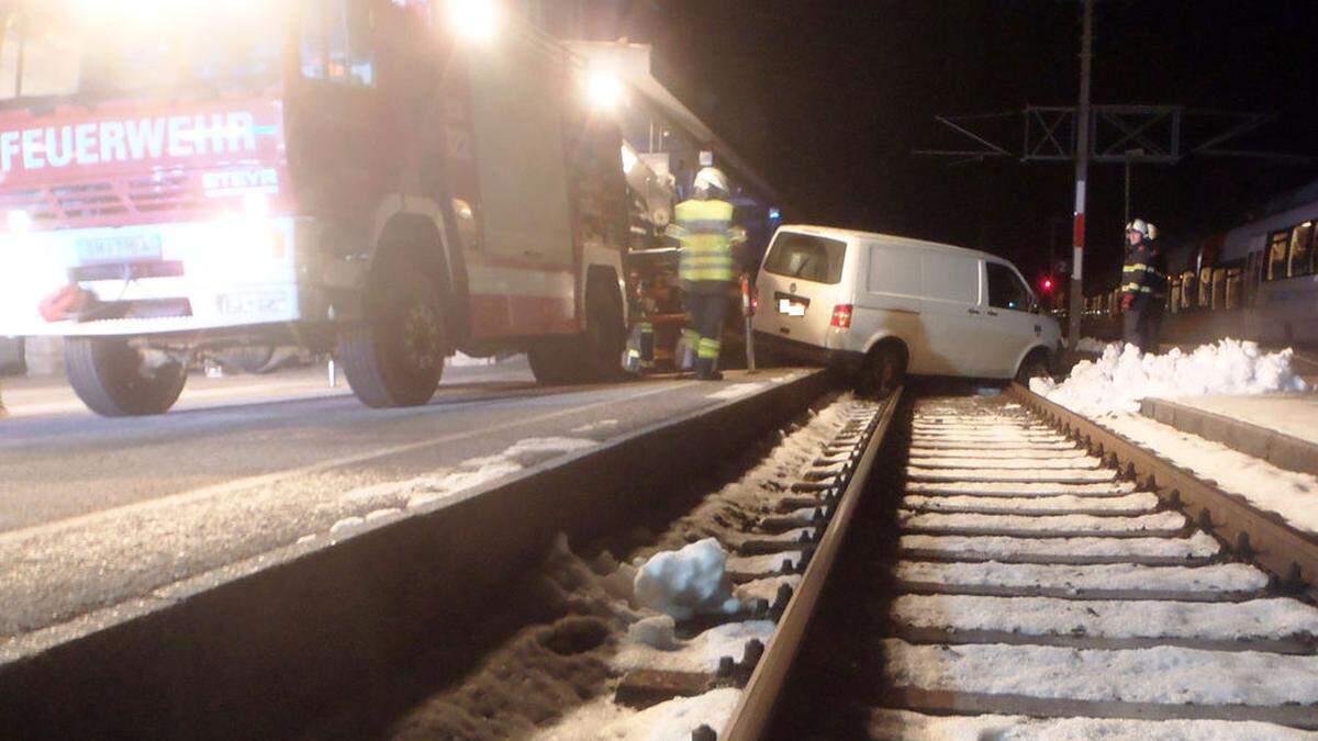 Auto landete auf Bahngleisen