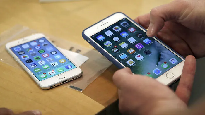 Apples Siri war einer der ersten Assistenten am Markt. Seit 2011 ist das Programm im iPhone integriert. Das Programm kann als persönlicher Assistent agieren, indem es auf Fragen des Nutzers passende Antworten liefert oder Kommandos ausführt, die sonst eine manuelle Eingabe erfordern. 
