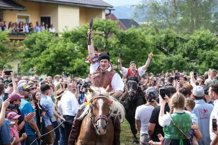 Jahreskirchtag in Feistritz an der Gail am Pfingstmontag  Kufenstechen
