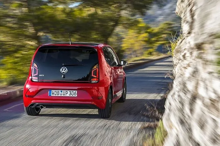 Nur ist der wegen des ständigen Größenwachstums heute zwei Klassen darunter angesiedelt: Die Rede ist natürlich vom Up, der in der GTI-Version mit 115 PS antritt.