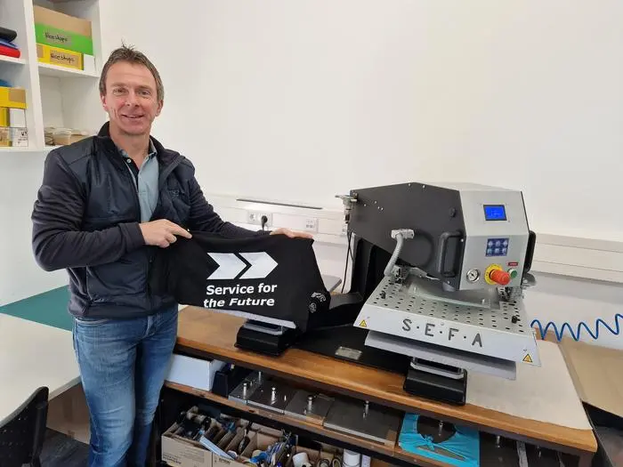 Mit der Transferpresse werden die Motive von der Folie auf die Textilien aufgebracht - bei 140 Grad Celsius