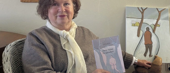 Gitta Rupp mit ihrer Autobiografie