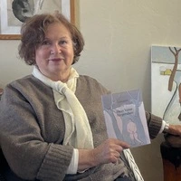 Gitta Rupp mit ihrer Autobiografie
