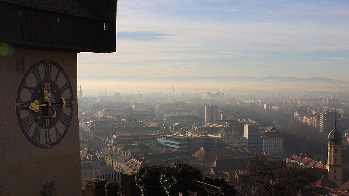 Deckel drauf: Durch die Kessellage findet gerade in Wintermonaten zu wenig Luftausstausch in Graz statt. Der Feinstaub sammelt sich.