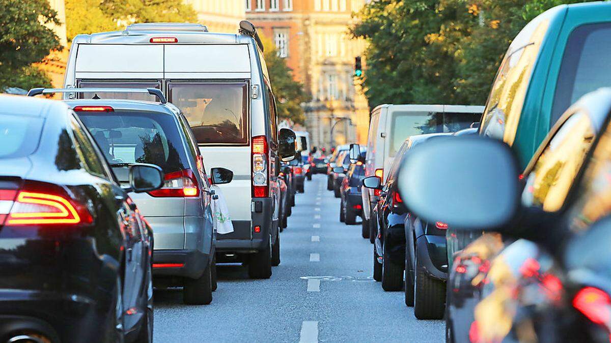 Die Frau hatte Angst vor dem Verkehr in der Großstadt