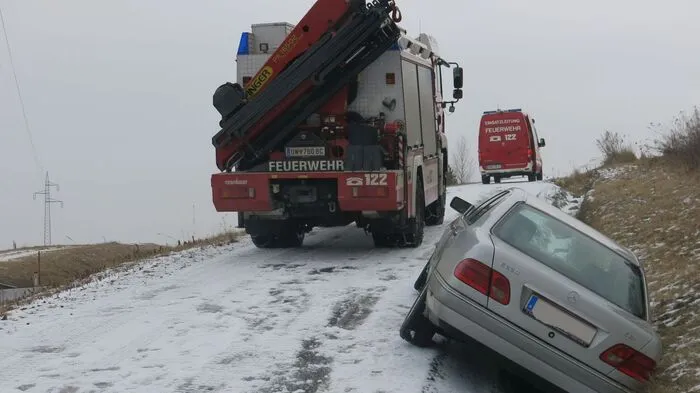 Mittwochvormittag war ein Pkw in der Nähe von Oberwart auf einem Begleitweg der B 63a auf der Schneefahrbahn in den Graben gerutscht.