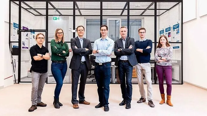 Michal Barcis, Petra Mazdin, Christian Bettstetter, Stephan Weiss, Bernhard Rinner, Roland Jung und Agata Barcis (von links)