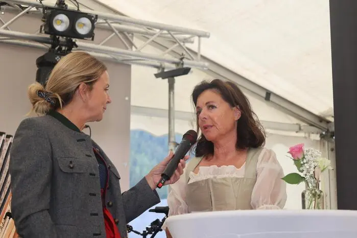 Sonja Kleindienst im Gespräch mit Edith Müller.