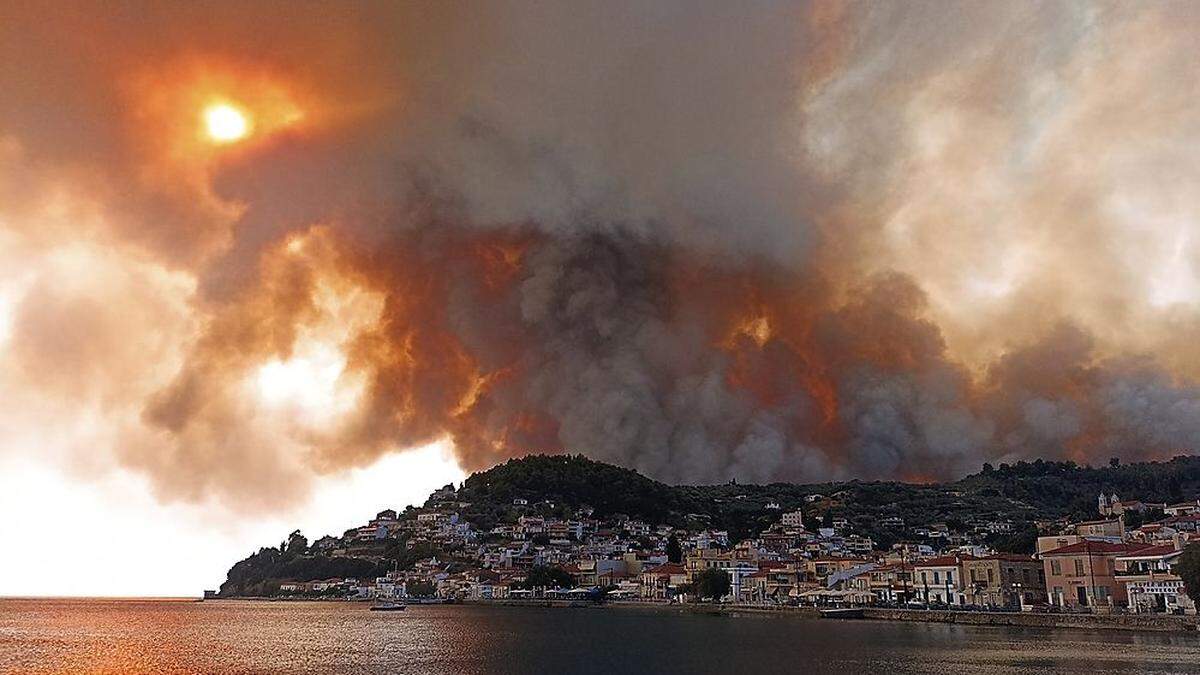 Feuer wüten auch in  Limni auf Evia, rund 160 Kilometer nördlich von Athen