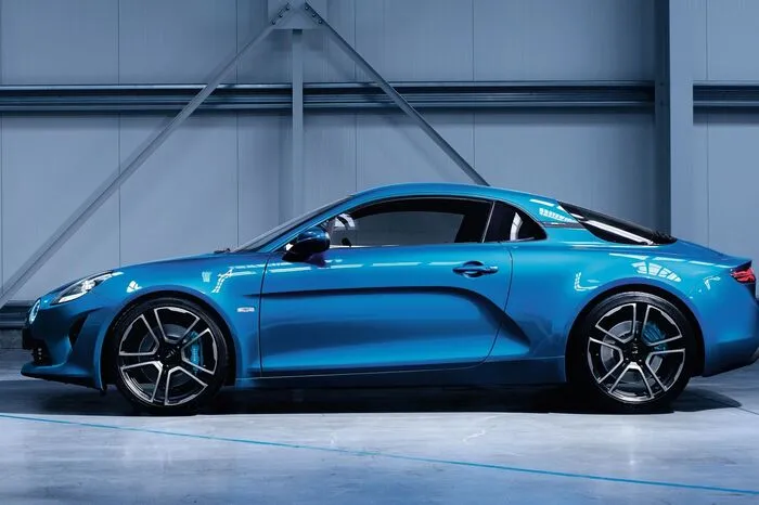 Kraftquelle ist ein neu entwickelter 1,8-Liter-Turbobenziner mit vier Zylindern, 252 PS und 320 Newtonmetern Drehmoment, die auf ein Leergewicht von nur 1080 Kilogramm treffen. Denn Chassis und Karosserie der A110 bestehen aus Aluminium.