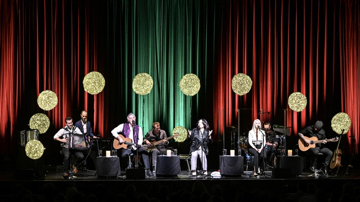 Im ausverkauften Festsaal des Forum Kloster begeisterte die Kultband „Die Seer“ mit ihren Songs schon nach den ersten Takten das Publikum. Eine Band, die auch nach 27 Jahren auf der Bühne mit ihrer Musik beeindruckt.
