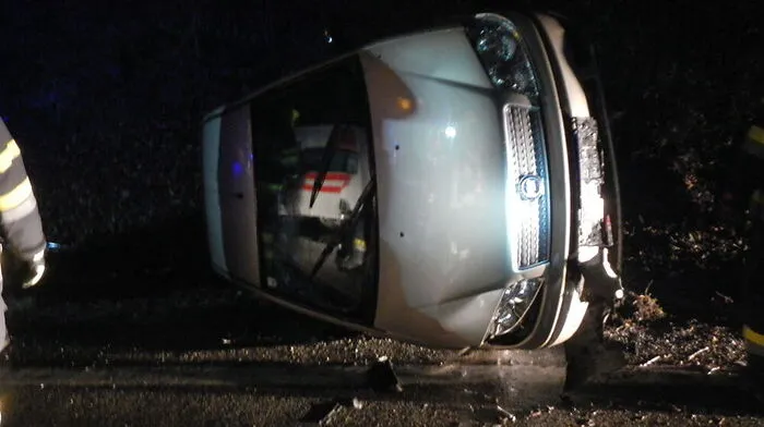 In den Kremser Reihen vor Voitsberg hat sich in der Nacht auf Freitag ein schwerer Verkehrsunfall mit zwei Pkw ereignet. Ein Fahrzeug hat sich dabei überschlagen, der Lenker wurde leicht verletzt. Mehr dazu.