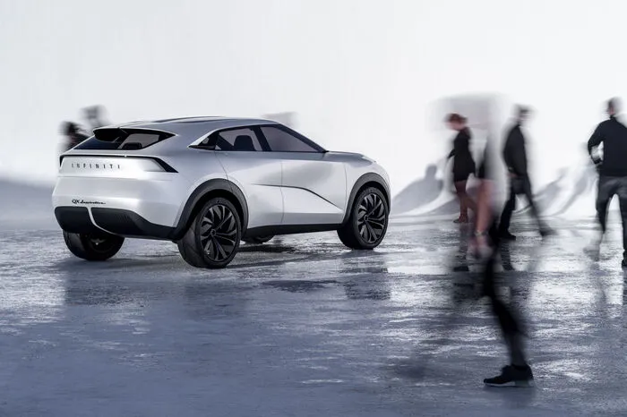 Die Batterie findet unter dem Fahrzeugboden Platz. Da kein großer Motor Platz beansprucht, bringt das SUV für einen Infiniti neue Proportionen ins Spiel: Der Fahrgastraum rückt nach vorn, die Haube wird verkürzt und die Überhänge vorne und hinten wurden reduziert.