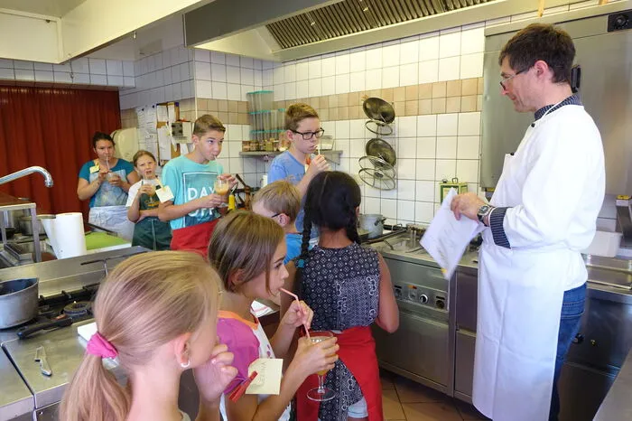 In der Küche werden zuerst die Rezepte studiert.