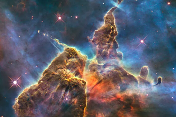 Der "mystische Berg", eine Sternentstehungsregion im Carina-Nebel, wurde zum 20. Jubiläum von ESA und NASA veröffentlicht.