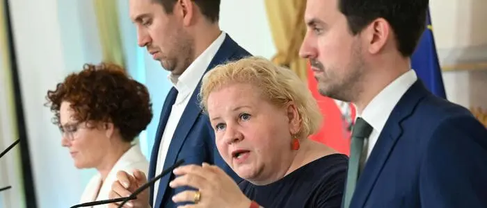 Einer allein wird es nicht richten: Gesundheitsministerin Korinna Schumann (SPÖ) im Kreis ihrer Regierungskollegen