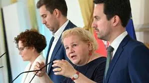 Einer allein wird es nicht richten: Gesundheitsministerin Korinna Schumann (SPÖ) im Kreis ihrer Regierungskollegen
