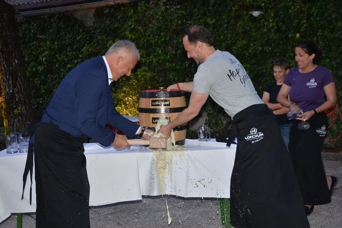 Bürgermeister Walter Hartlieb (links) nahm im Gastgarten den traditionellen Bieranstich vor.