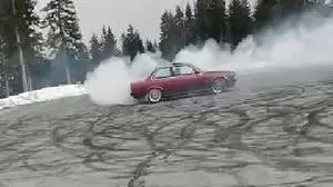 Unter enormer Rauch- und Lärmentwicklung finden am Dobratsch Fahrübungen statt