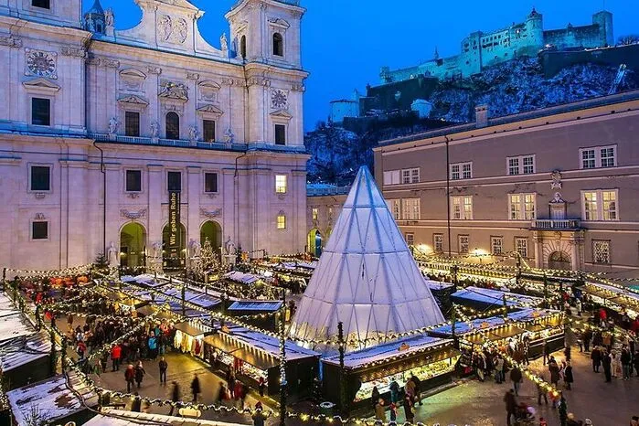 Salzburg. Vor der Kulisse des Dom- und Residenzplatzes geht wieder täglich der traditionelle Salzburger Christkindlmarkt in Szene, dessen Wurzeln in das Jahr 1491 zurückreichen. Von dort startet auch jeden Tag um 16 Uhr die „Salzburger Weihnachtstour“ - Treffpunkt ist beim Christbaum. www.christkindlmarkt.co.at