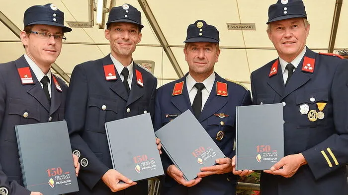 Heinz Wernitznigg, Rene Pettauer, Gerald Krassnig und Johannes Leitner präsentierten die neue Chronik ihrer Wehr