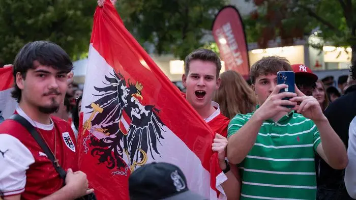 Die Stimmung beim Public Viewing der Kleinen Zeitung am Karmeliterplatz war am Kochen – gefeiert wurde, obwohl Österreich sich der Türkei geschlagen geben musste. Die Fotos.