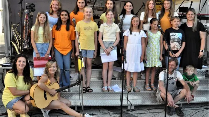 Im Rahmen der Veranstaltungsreihe am Michaeliplatz des Stadtmarketings in Voitsberg traten am Freitag die "Sunny Singers" vom EKIZ Voitsberg bei wunderschönem Sommerwetter vor vielen Besuchern auf.