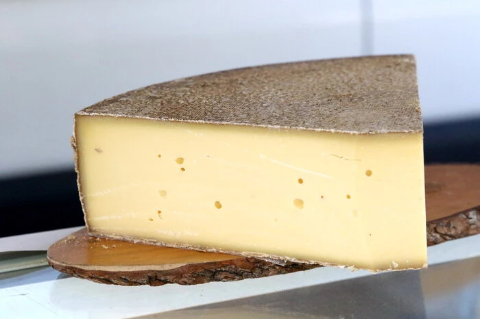 Fest Speck, Salami, Wild, Apfelsaft sowie Käse einkaufen sah man unter anderen Obmann-Stellvertreterin Susanne Rebnegger sowie den pensionierten Pädagogen Dietmar Klier. 