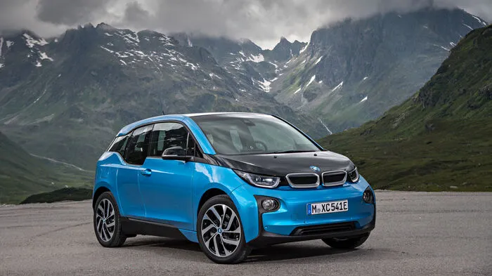 Kommen wir gleich zum Kern der Sache: Die neueste Modellvariante des BMW i3 bietet ein Plus an Reichweite von mehr als 50 Prozent. Durch eine höhere Speicherdichte der Lithium-Ionen-Zellen erreicht der i3 (94 Ah) eine Kapazität von 33 Kilowattstunden, ohne dass sich an den Abmessungen etwas geändert hat. Das ergibt im Normzyklus (NEFZ) 300 statt 190 Kilometer Reichweite – selbst im Alltagseinsatz sind auch bei widrigen Wetterbedingungen und Nutzung der Klimaanlage oder Heizung bis zu 200 Kilometer Fahrstrecke ohne Nachladen möglich.