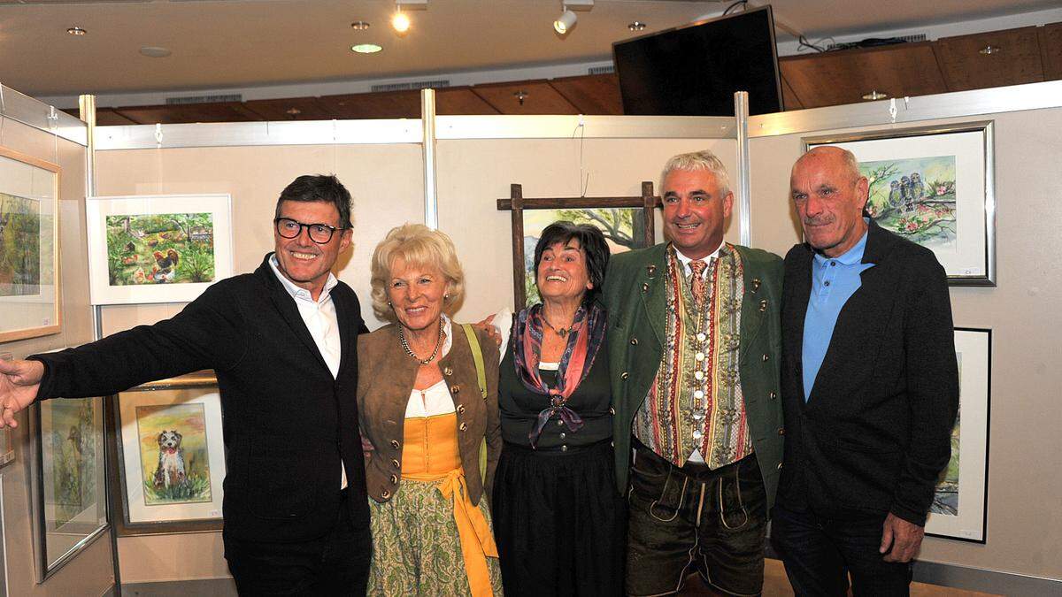 Ausgelassene Stimmung bei Bruni und Hubert Neuper sowie bei den Vernissage-Besuchern