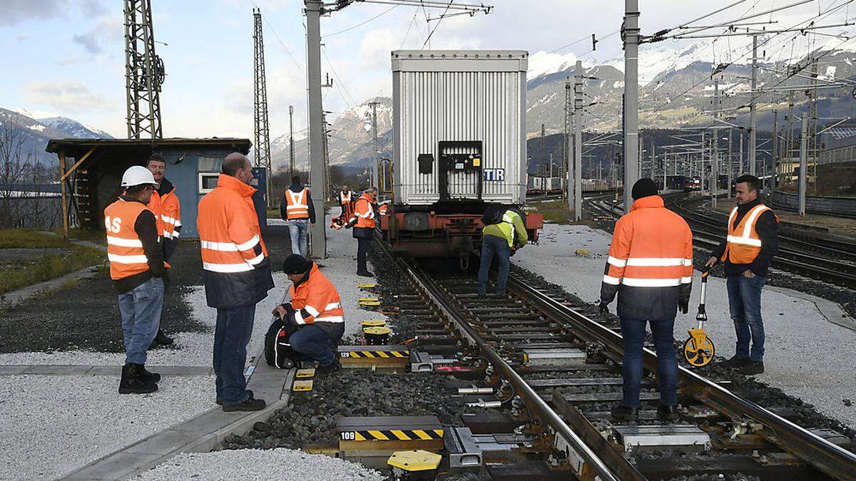 Zwei Waggons blockierten die Gleise, inzwischen sind beide Streckengleise wieder in Betrieb