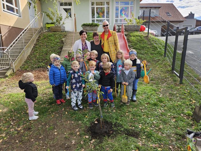 Gemeinsam pflanzten die Kindergartenkinder in Berghausen mit ihren Betreuerinnen einen Apfelbaum