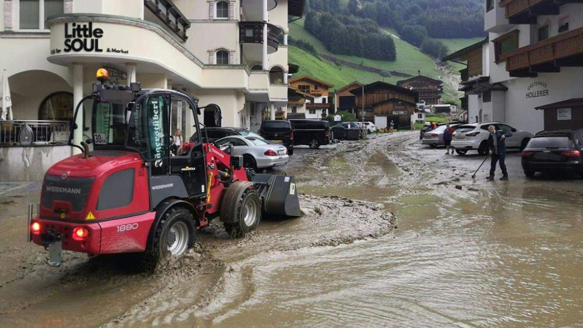 Teils kräftige Gewitter haben Tirol zu Überflutungen geführt