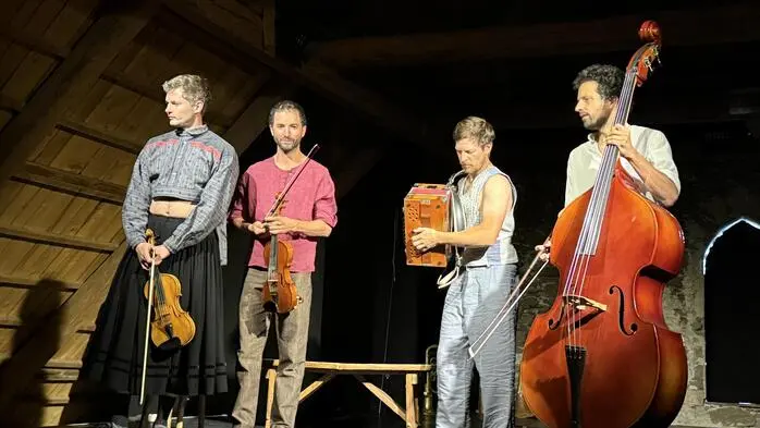 Choreograf, Musiker und Tänzer Simon Mayer (2. von links) brachte gemeinsam mit Matteo Haitzmann, Patric Redl und Manuel Wagner „Sons of Sissy“ auf die Bühne