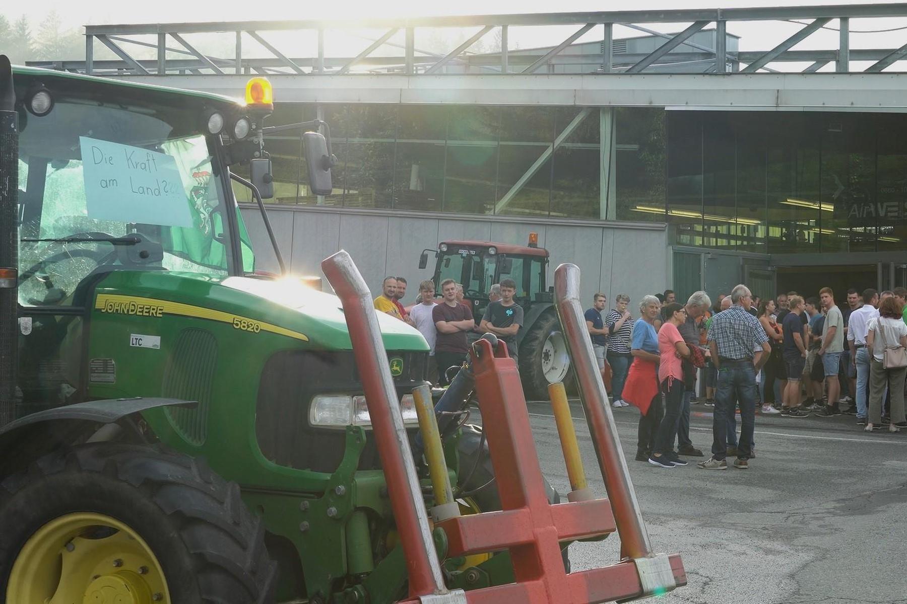 Protest mit Traktoren: Bevölkerung wehrt sich gegen Lagerhaus-Schließung