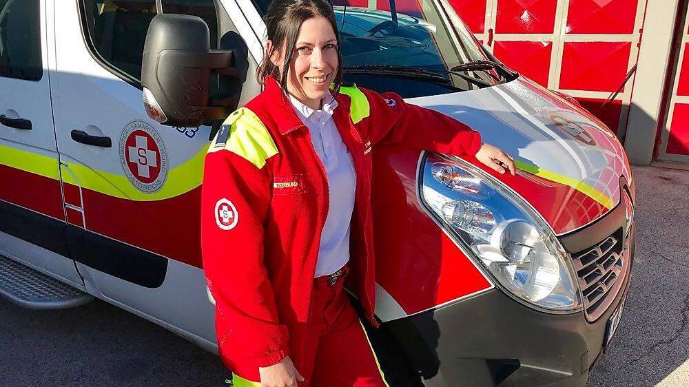 Mindestens zwei Dienste pro Monat absolviert Evelyn Treiber in rot-gelber Uniform
