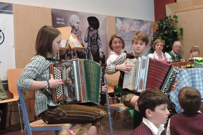 Die beiden Harmonika-Staatsmeister Jasmin Rabko und Miximilian Kranz stellten sich auch in den Dienst der guten Sache.