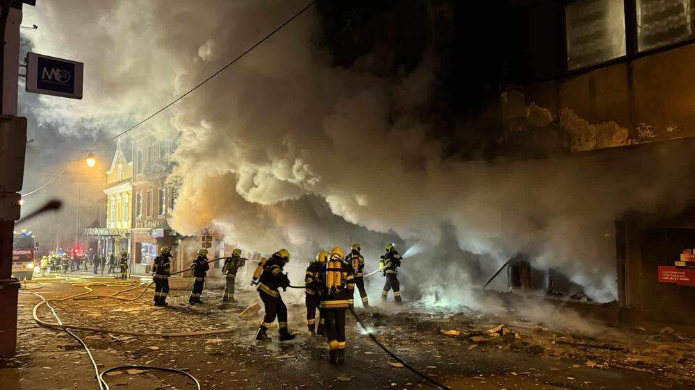 Mehrere Stunden waren rund 100 Feuerwehrleute im Einsatz