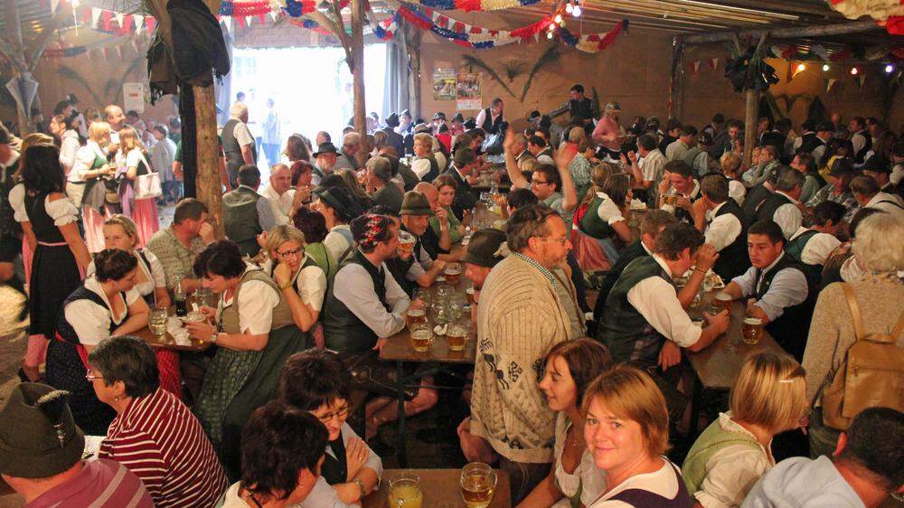 Beim Altausseer Bierzelt tummeln sich Gäste aus ganz Österreich