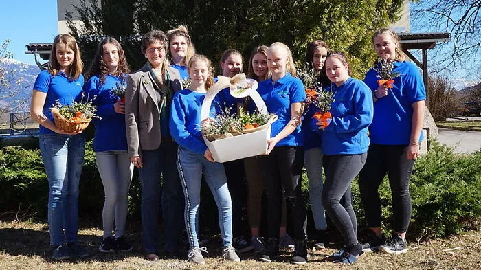 Mit sonnigen Ostergrüßen stellen sich die 1 A und Direktorin Herma Hartweger von der Fachschule Drauhofen ein