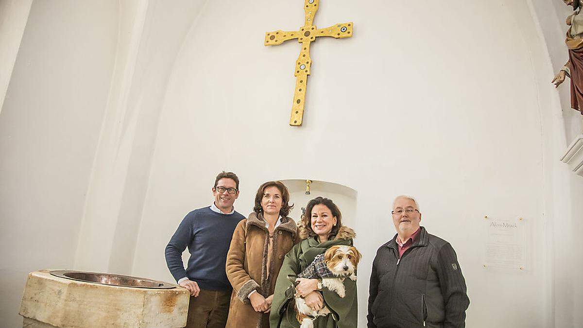 Irina Mrack mit Hündin Dana, Künstler Rupert Kreuzberger mit Ulrike und rechts Pfarrer Josef Valeško