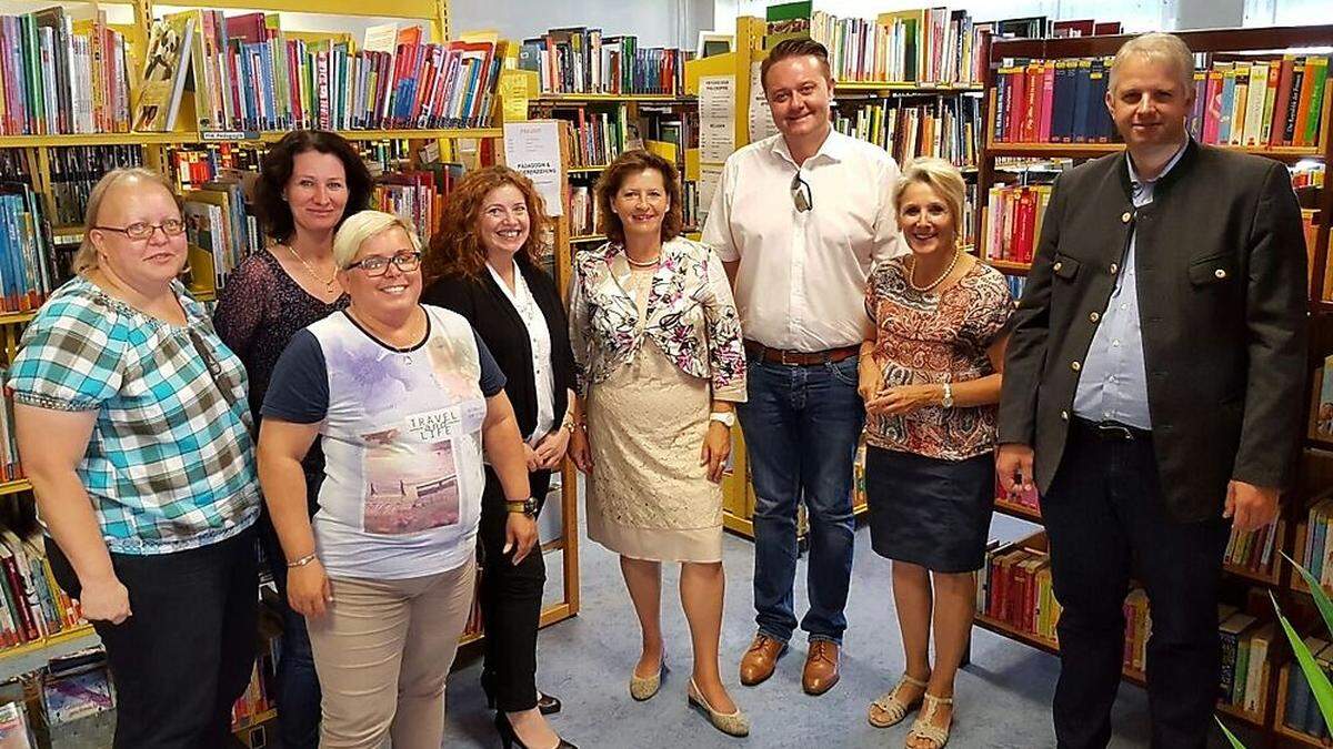 Im Leseparadies: Die Landesrätin machte auch in der Liezener Bibliothek Station