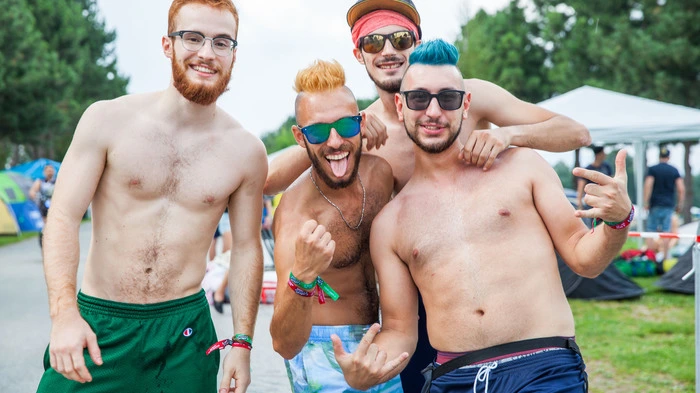 Die Mega-Party am Schwarzlsee hat natürlich schon längst gestartet, bevor das Konzertareal am Donnerstag seine Tore öffnet ...