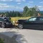Die Feuerwehr barg die beiden Fahrzeuge mit dem Kran und stellte sie gesichert am Straßenrand ab