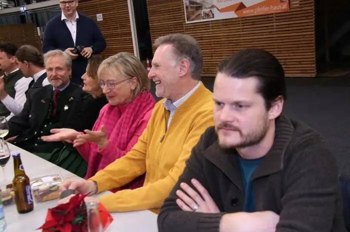 Unter den Gästen im voll besetzten Freizeitzentrum waren auch die Bürgermeister Franz Feirer (Stallhofen) und Klaudia Stroißnig (Geistthal-Södingberg), sowie der Bezirksobmann des Steirischen Sängerbundes Erwin Wutte und die Bezirkschorleiterin Ida Hafner.