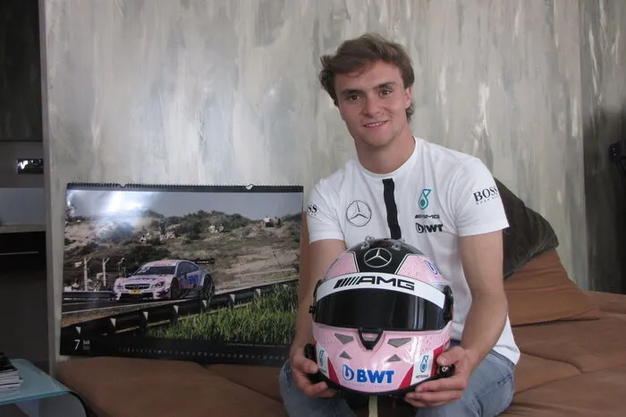 Der Tiroler fährt in seinem zweiten DTM-Jahr – sein Bolide ist pink und nennt sich wenig überraschend "Pink Panther" . . .